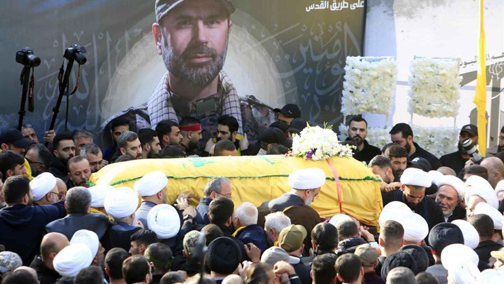 Seguidores de Hezbolá durante el funeral de Taweel.