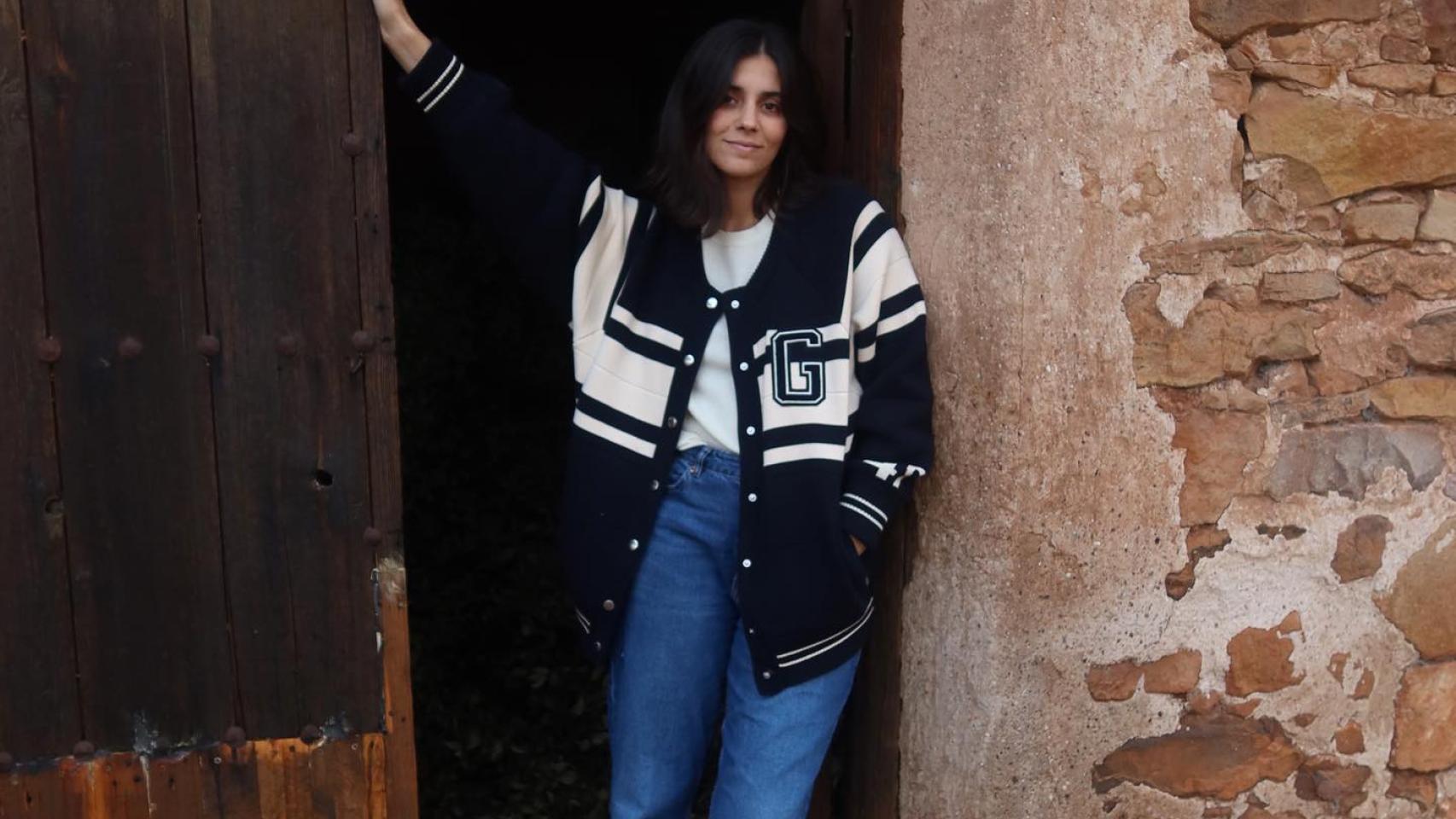 María G. de Jaime apuesta por el rosa con la cazadora de lana que más favorece y de la que te enamorarás