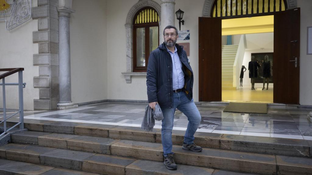 Juan Franco, a las puertas del edificio consistorial de La Línea de la Concepción.