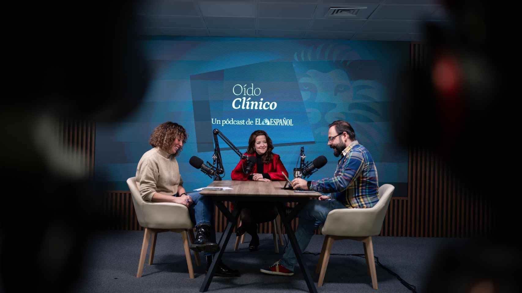 Fátima Matute durante su entrevista en Oído Clínico junto con Irene P. Nova y Eduardo Ortega.