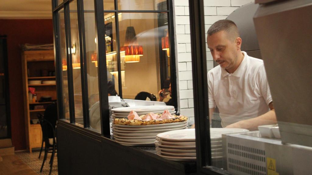 El pizzero Massimo Figus, originario de la isla de Cerdeña.