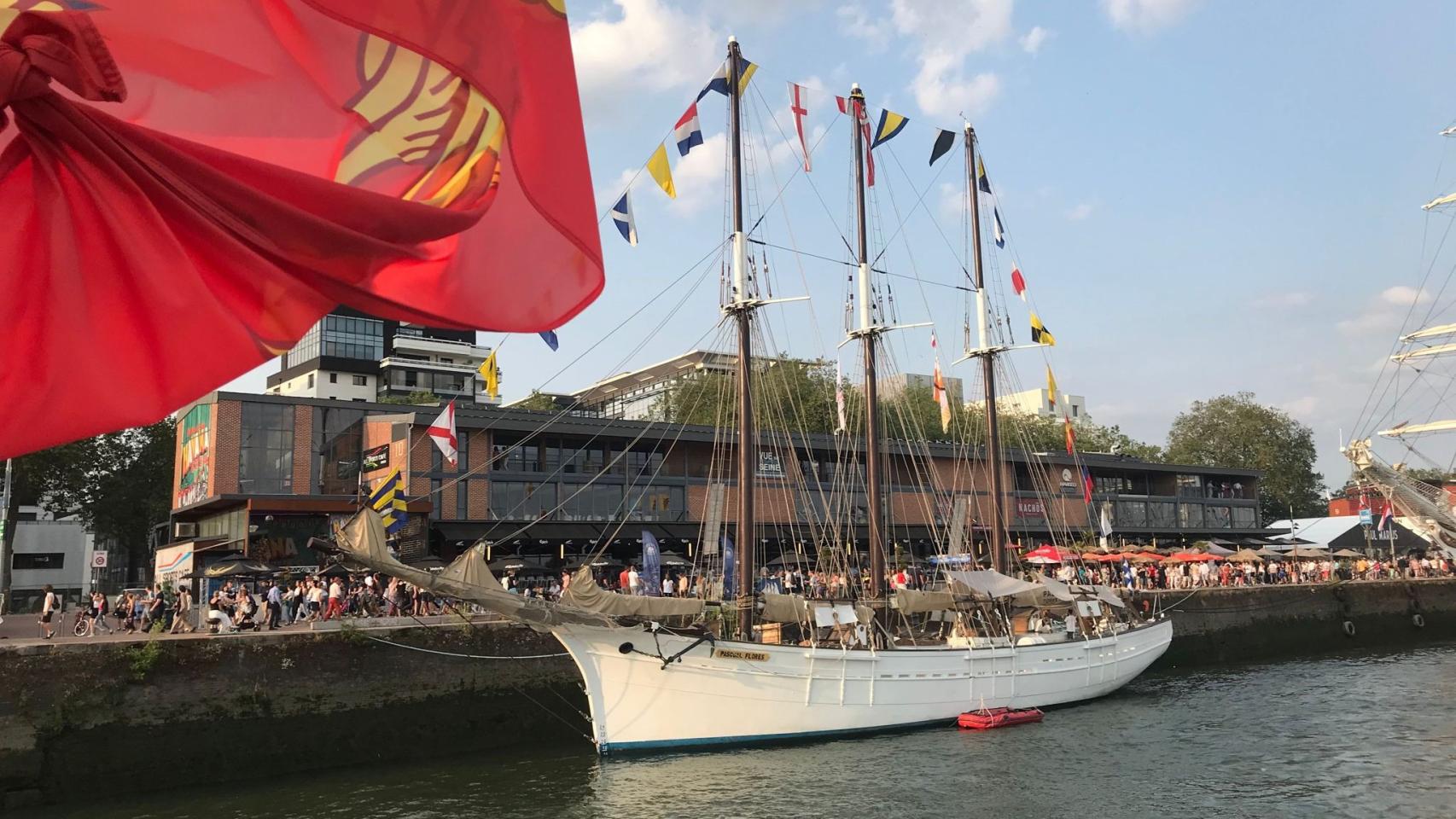 El Pacual Flores, atracado en el Sena durante el festival de L'Armada de Rouen, Normandía.