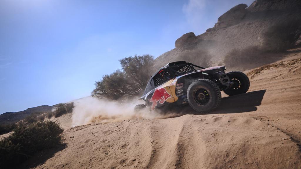 El coche de la burgalesa Cristina Gutiérrez, entre las dunas