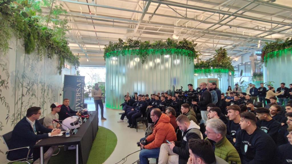 Acosta, durante su clase magistral, este martes, acompañado del  el director de Comunicación de Universae, Ricardo Fernández, y el coordinador de los grados de Automoción, Pedro Guerrero.