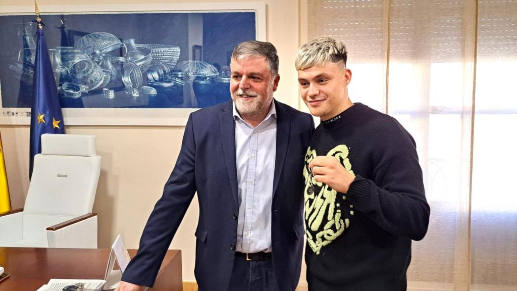 El alcalde de Villena Fulgencio Cerdán con el cantante Almácor.