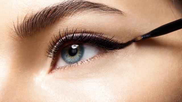 El truco del tenedor para un eyeliner perfecto en menos de dos segundos y favorito por los expertos españoles