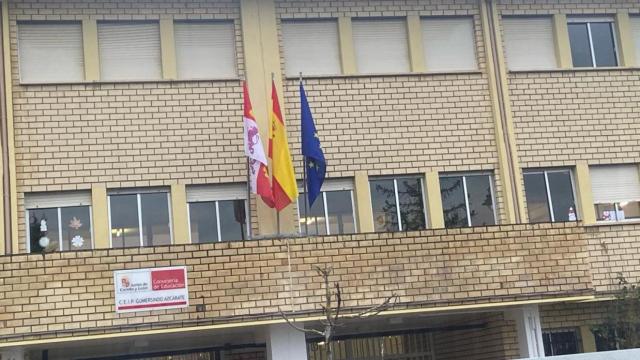 Imágenes de la banderas de Castilla y León, España y Europa en el colegio Gumersindo Azcárate