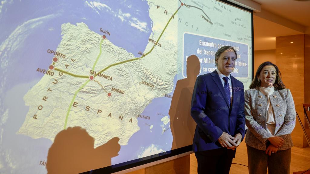 El alcalde de Salamanca, Carlos García Carbayo; y la consejera de Movilidad y Transformación Digital, María González Corral, en el encuentro para el impulso del transporte ferroviario del Corredor Atlántico y su conexión con Madrid