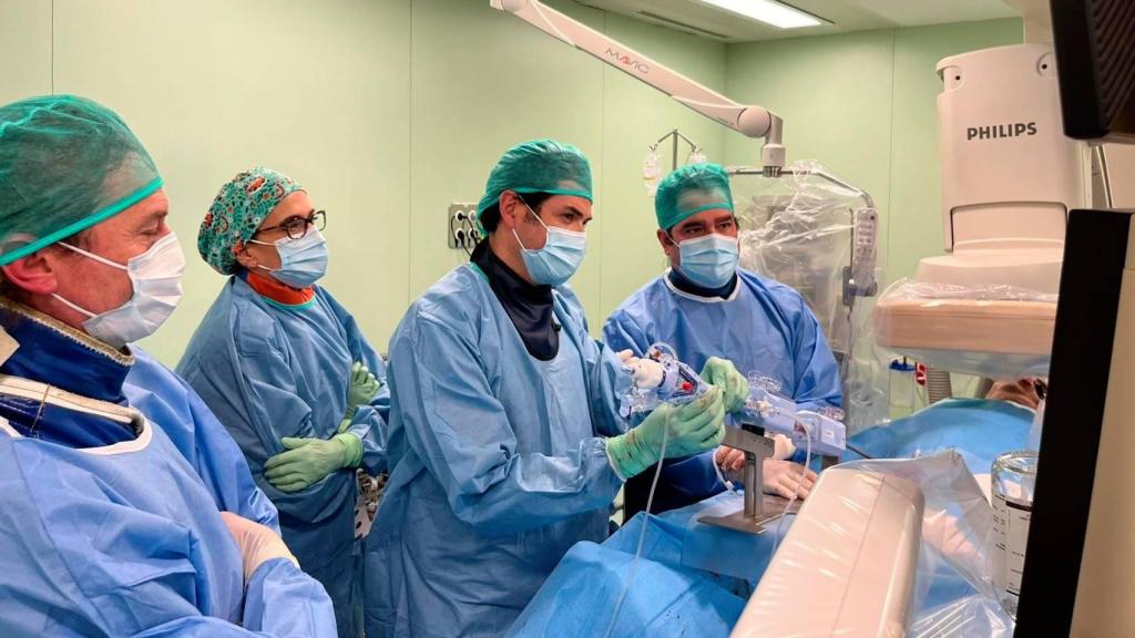El doctor Rafael García de la Borbolla durante la intervención.