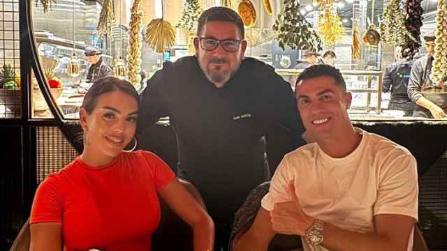 Cristiano Ronaldo y Georgina junto al chef español Dani García