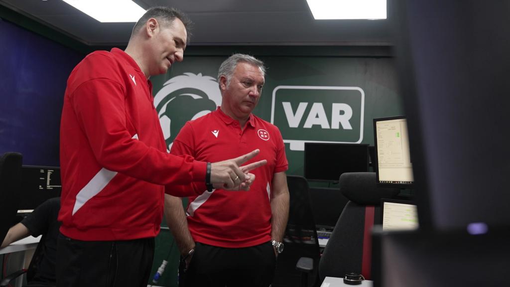 Luis Medina Cantalejo, presidente del Comité Técnico de Árbitros de la RFEF, revisa los cambios en la sala VOR antes de la Supercopa