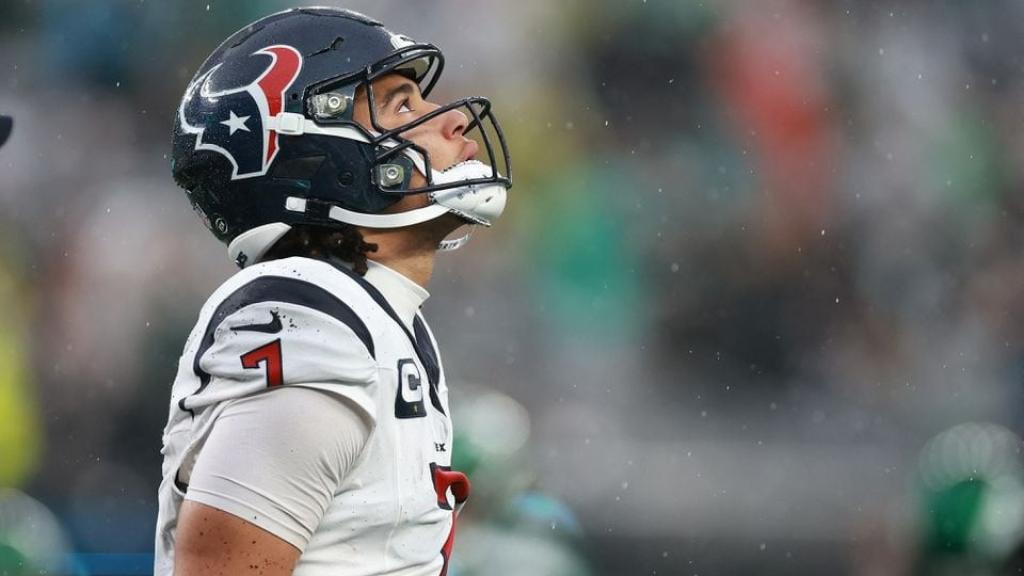 CJ Stroud mira al cielo durante un partido de NFL.