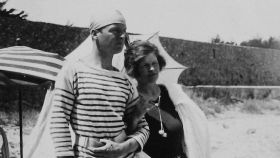Gerald y Sara Murphy en la playa de Cap d’Antibes (Francia) en 1923.