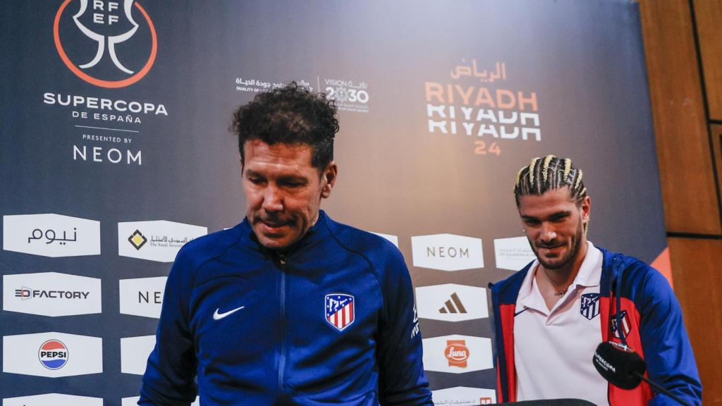 Simeone, con Rodrigo de Paul en la rueda de prensa en Arabia.