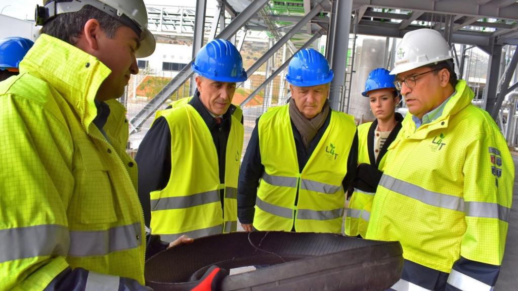 El alcalde de Puertollano, Miguel Ángel Ruiz, ha visitado la empresa Life For Tyres dedicada al tratamiento y valorización de los neumáticos fuera de uso de todo el país