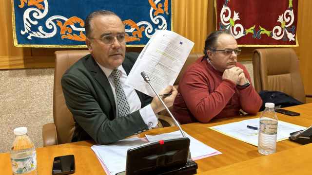 José Julián Gregorio, alcalde de Talavera de la Reina, muestra un documento a los comerciantes de la ciudad.