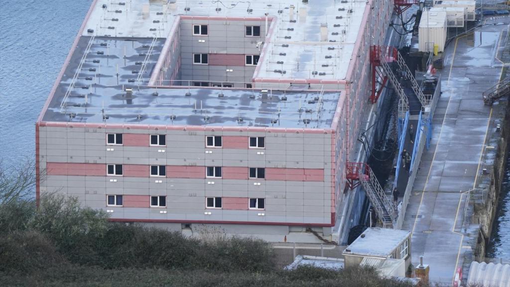 La barcaza Bibby Stockholm atracada en el puerto de Portland, 12 de diciembre de 2023.