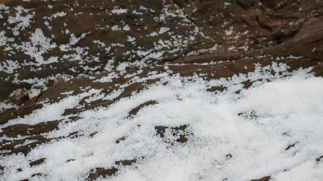 Marea de pellets de plástico en una playa gallega.