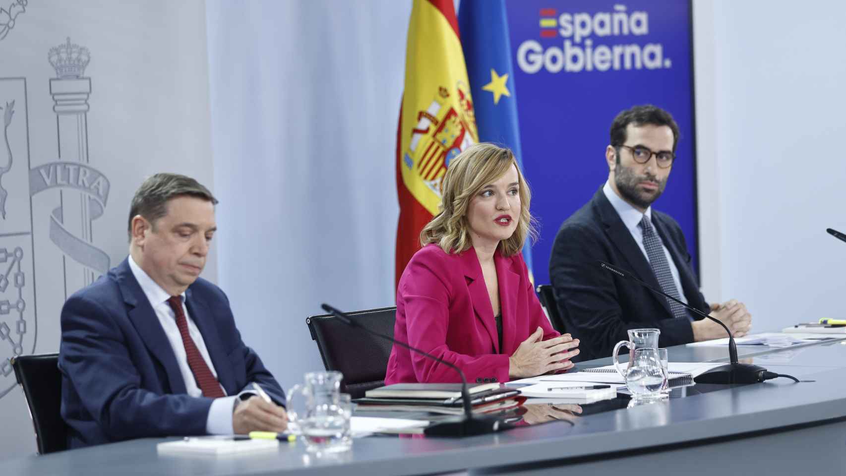 La ministra portavoz del Gobierno, Pilar Alegría, junto a los ministros de Agricultura, Luis Planas, y de Economía, Carlos Cuerpo.