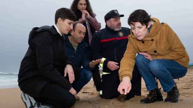 La candidata del BNG a la Presidencia de la Xunta, Ana Pontón, este martes buscando 'pellets' en una playa de Corrubedo, Ribeira (La Coruña).