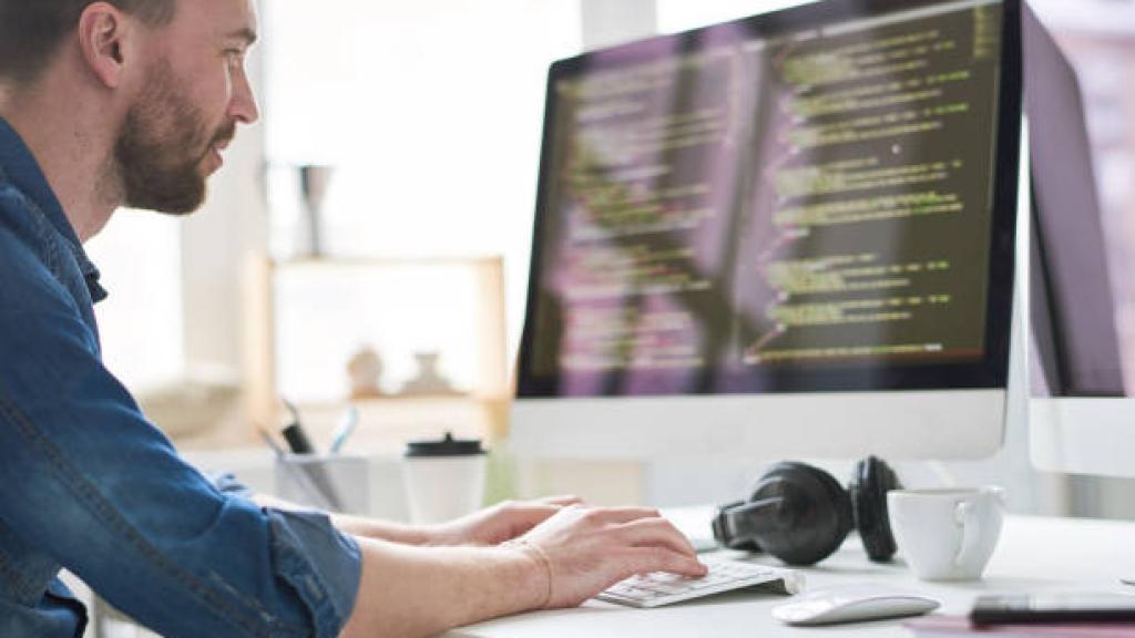 Una persona trabajando en un ordenador