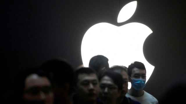 Varias personas hacen cola en la tienda de Apple de Shangai (China) en septiembre de 2023 por el lanzamiento del iPhone 15.