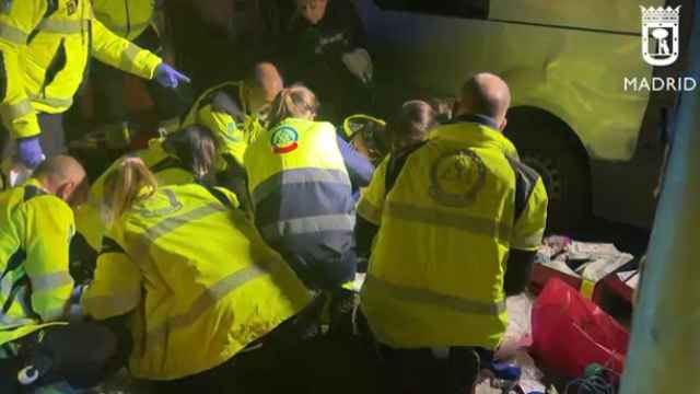 El equipo de emergencias atendiendo a la mujer, antes de confirmar su fallecimiento.