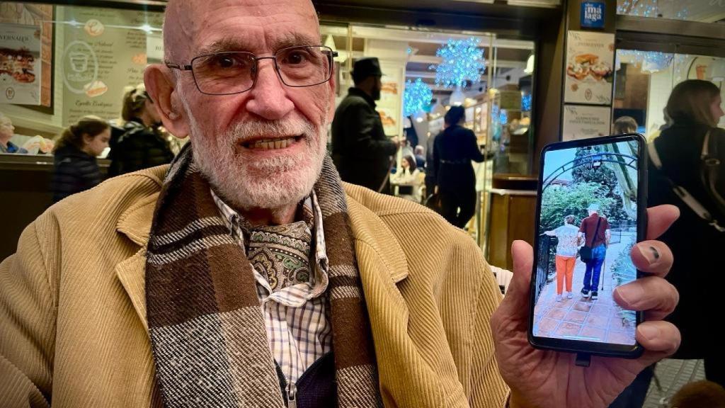 Paco muestra una imagen de él y su mujer que le encanta.