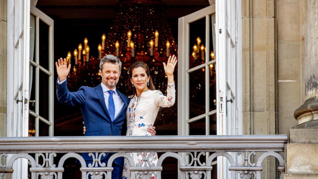 Los nuevos Reyes comienzan su andadura.