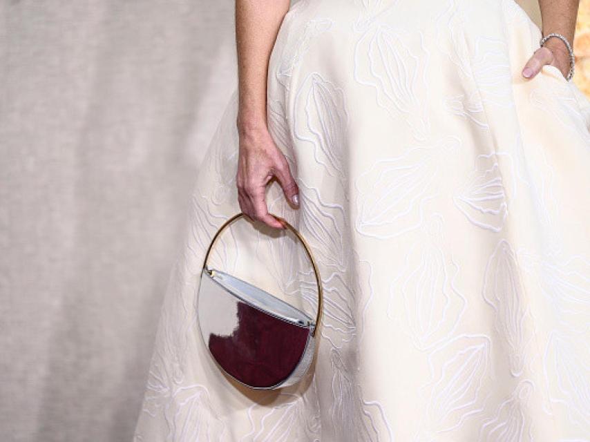 El vestido de Gillian Anderson en los Golden Globes 2024.