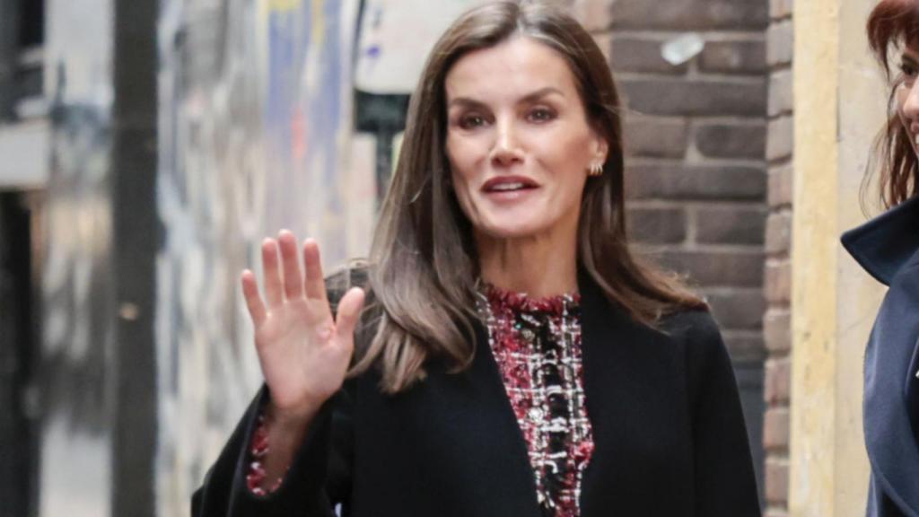 La Reina saluda a su llegada a la cita.