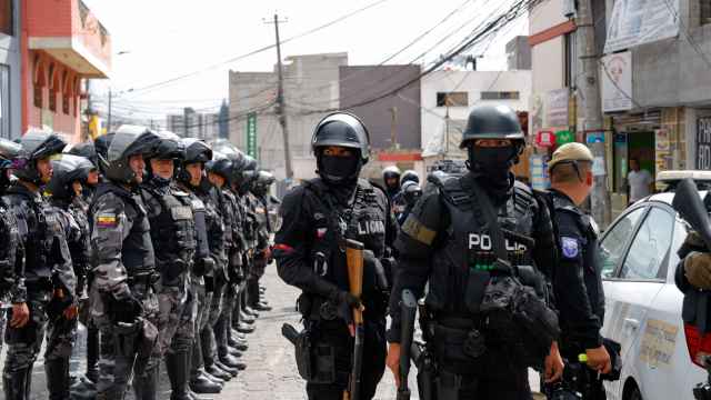 Policías de Ecuador desplegados en Quito este lunes.