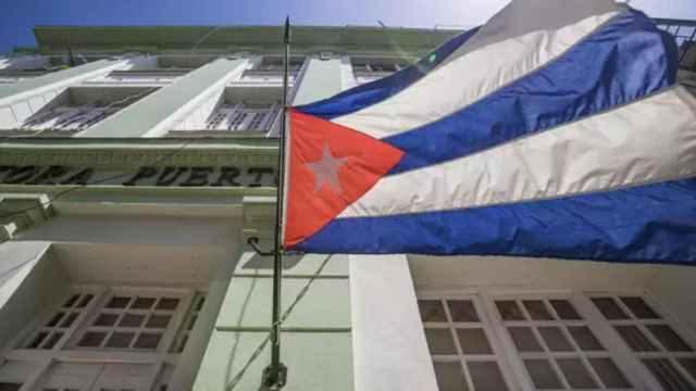 Bandera de Cuba en un edificio gubernamental.