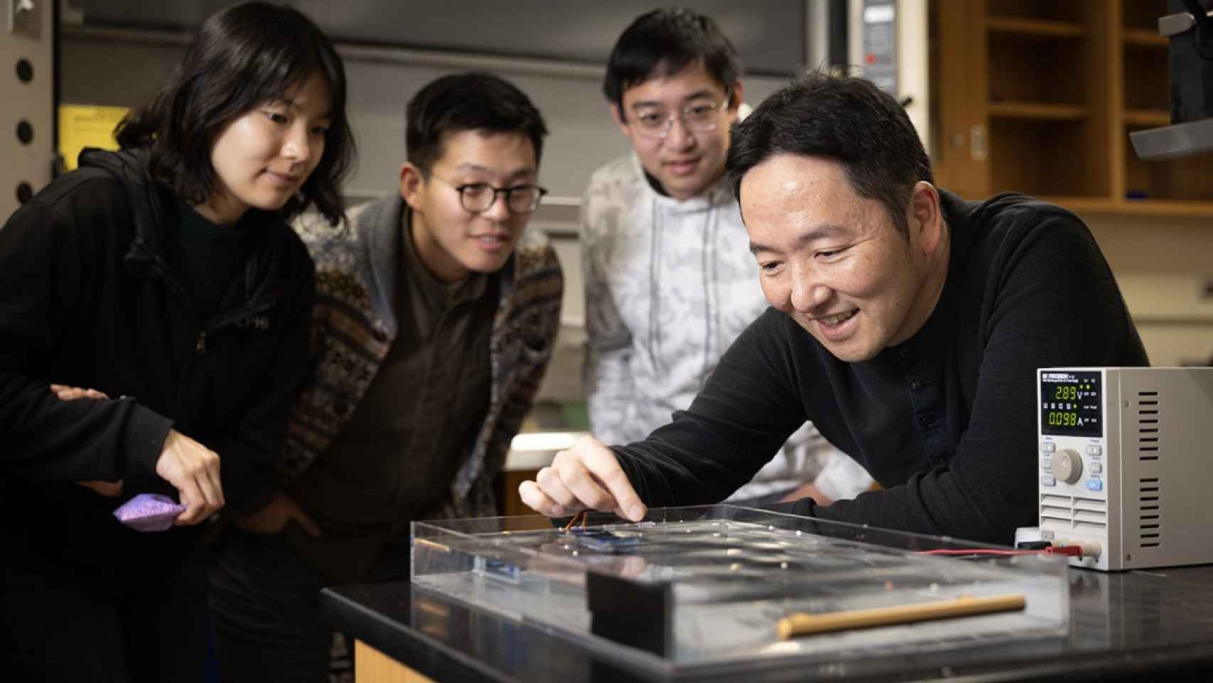 Sunny Jung,  profesor de Ingeniería Biológica y Medioambiental, enseñando el robot en el laboratorio
