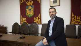 Juan Franco, alcalde de La Línea, posa para EL ESPAÑOL en el salón de plenos del Ayuntamiento linense.