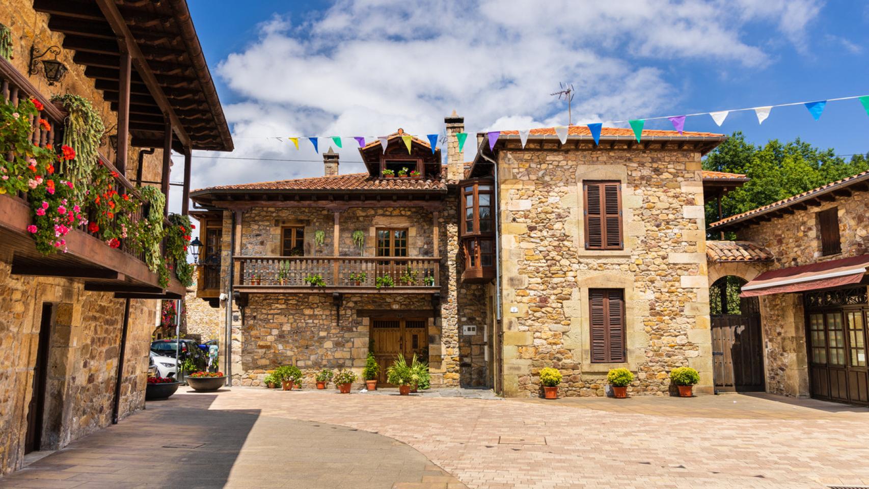 Este pintoresco pueblo cántabro con puente romano y leyenda está entre los más bonitos de España