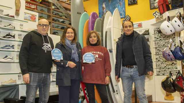 Ana Ortiz junto a responsables de un local comercial de deporte en Vigo.