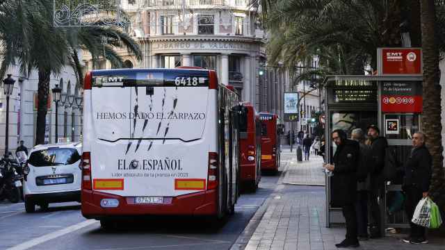 Campaña de EL ESPAÑOL en los autobuses de la EMT de Valencia.