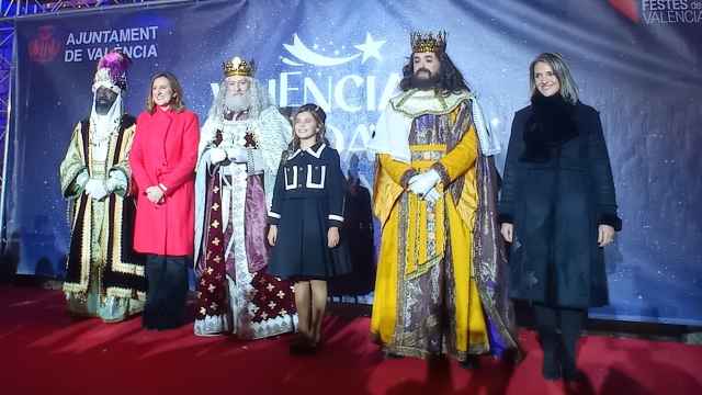 La alcaldesa y la concejal Mónica Gil reciben a los Reyes Magos.