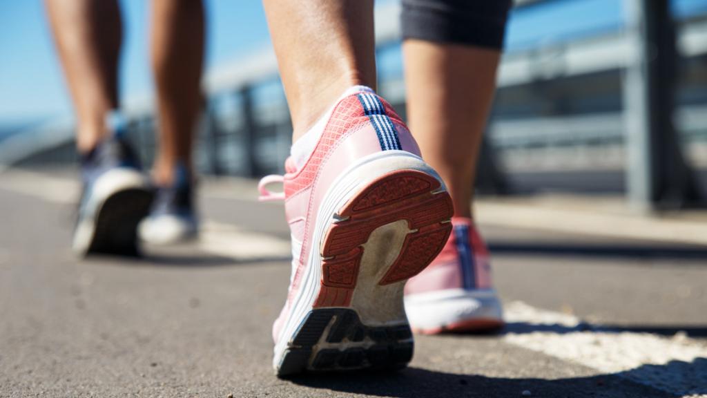 Adelgaza en todas tus caminatas con este truco infalible y cada vez más popular en España