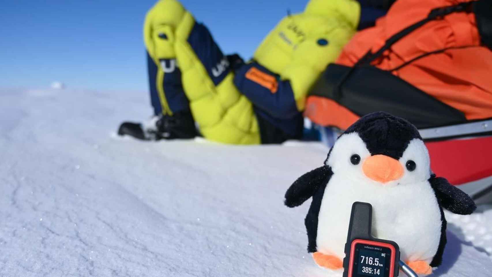Omar di Felice esperando a ser recogido por los servicios de emergencia en la Antártida
