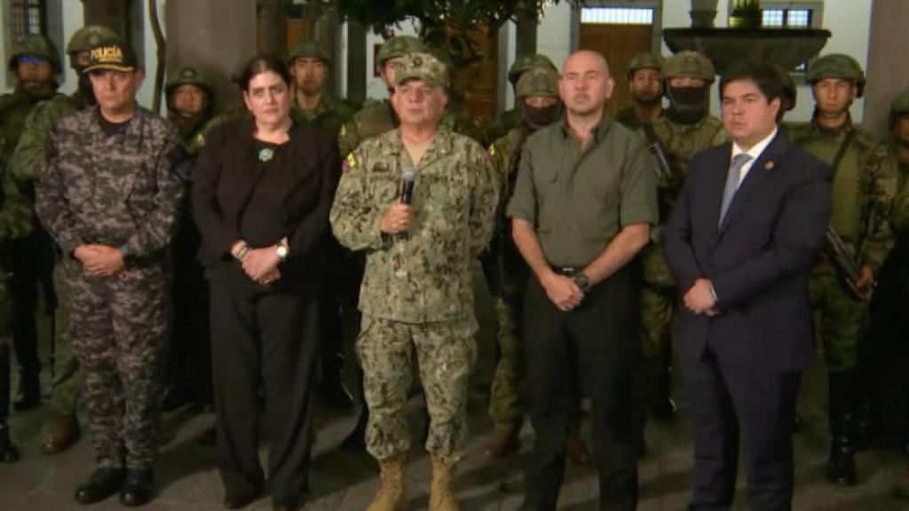 Vela Erazo, junto a la ministra de Gobierno e Interior, Mónica Palencia, y el ministro de Defensa Nacional, Gian Carlo Loffredo.