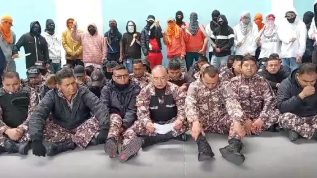 Un grupo de guías penitenciarios son utilizados como rehenes en una cárcel de Cuenca, Ecuador.
