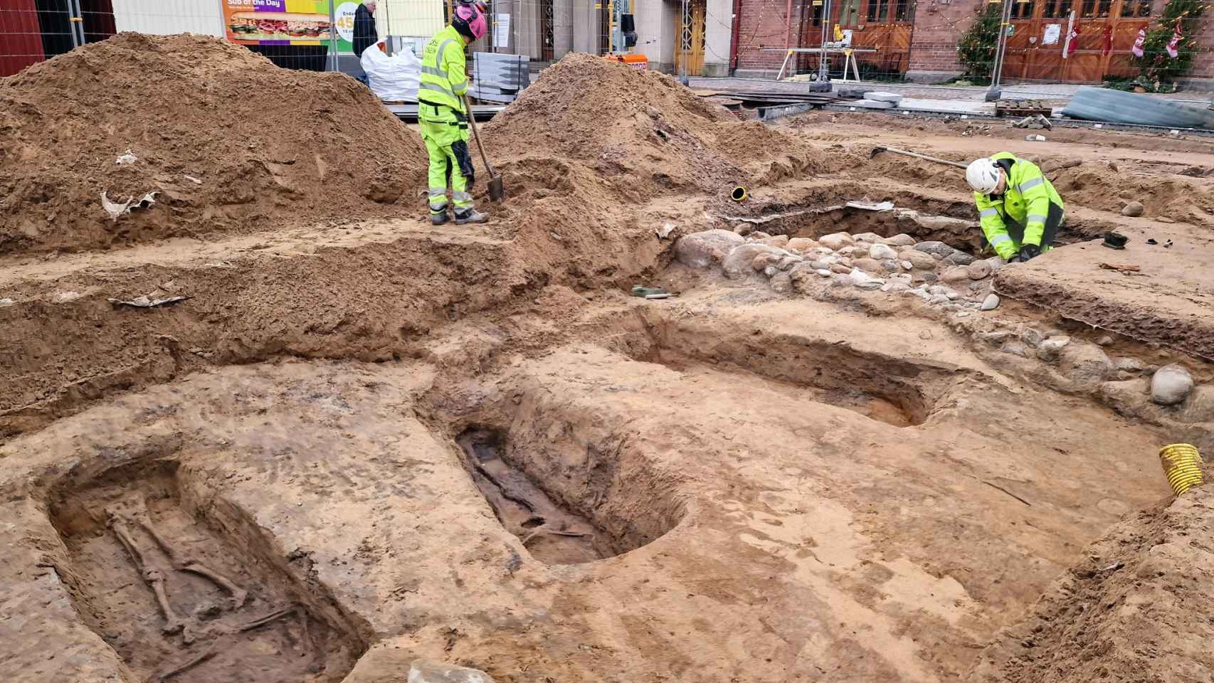 Trabajos de excavación en la necrópolis