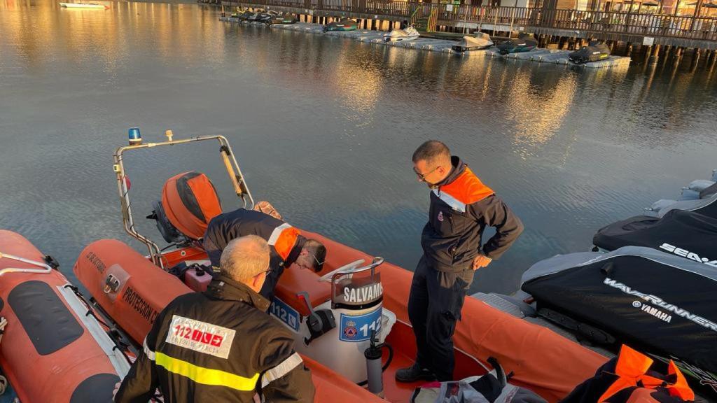 Personal de Protección Civil, este miércoles, preparando una zodiac para reanudar la búsqueda de Ivailo Petrov, de 16 años.