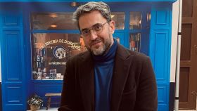El escritor Máximo Huerta, con La librería de Doña Leo de fondo, en una imagen de sus redes sociales.