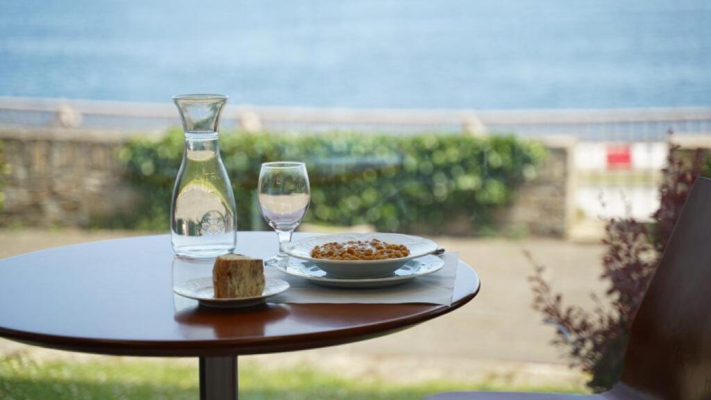 Una mesa en la cafetería del rectorado de la Universidad de A Coruña