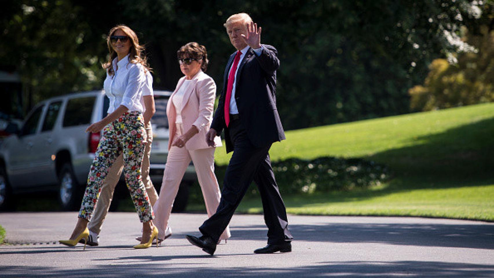 Melania Trump, su madre y Donald Trump, en junio de 2018.