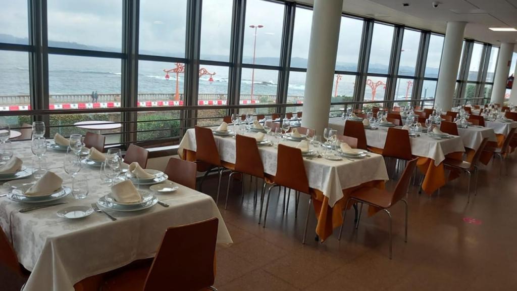 Mesas de la cafeteria del rectorado de la UDC preparadas para servir el menú diario