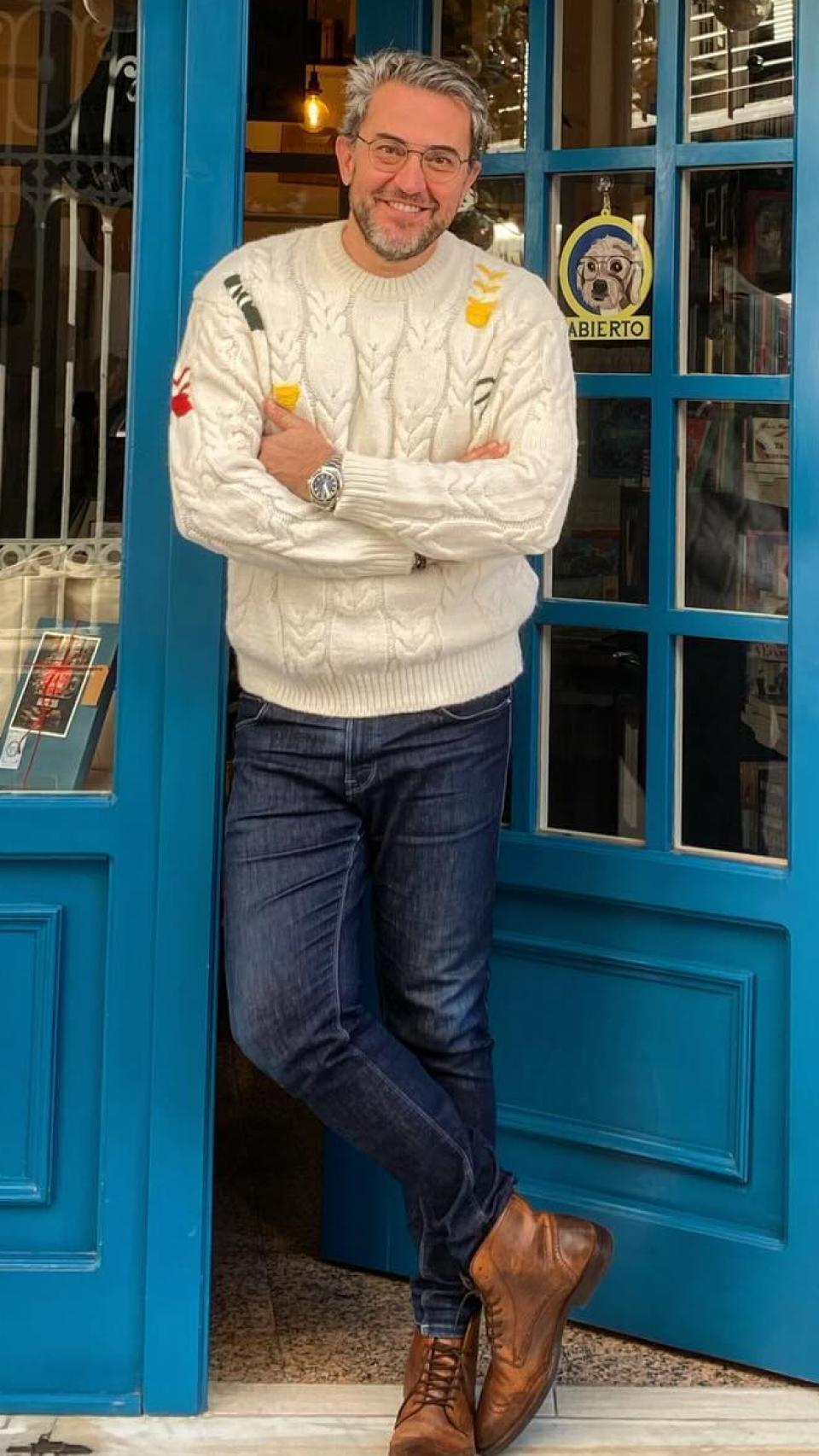 Máximo Huerta, feliz, a las puertas de su tienda, en una imagen perteneciente a sus redes sociales.